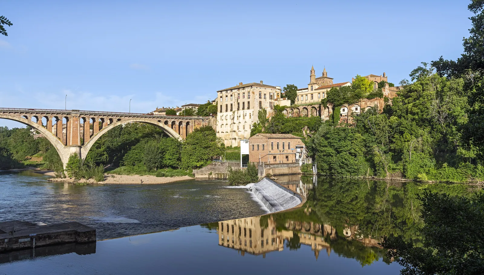 Église Notre-Dame-du-Bourg et pont sur le Tarn à Rabastens (Tarn)