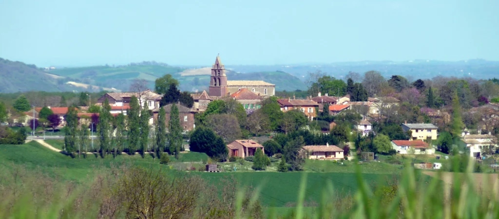 Panorama du village de Lapeyrouse-Fossat depuis les collines environnantes