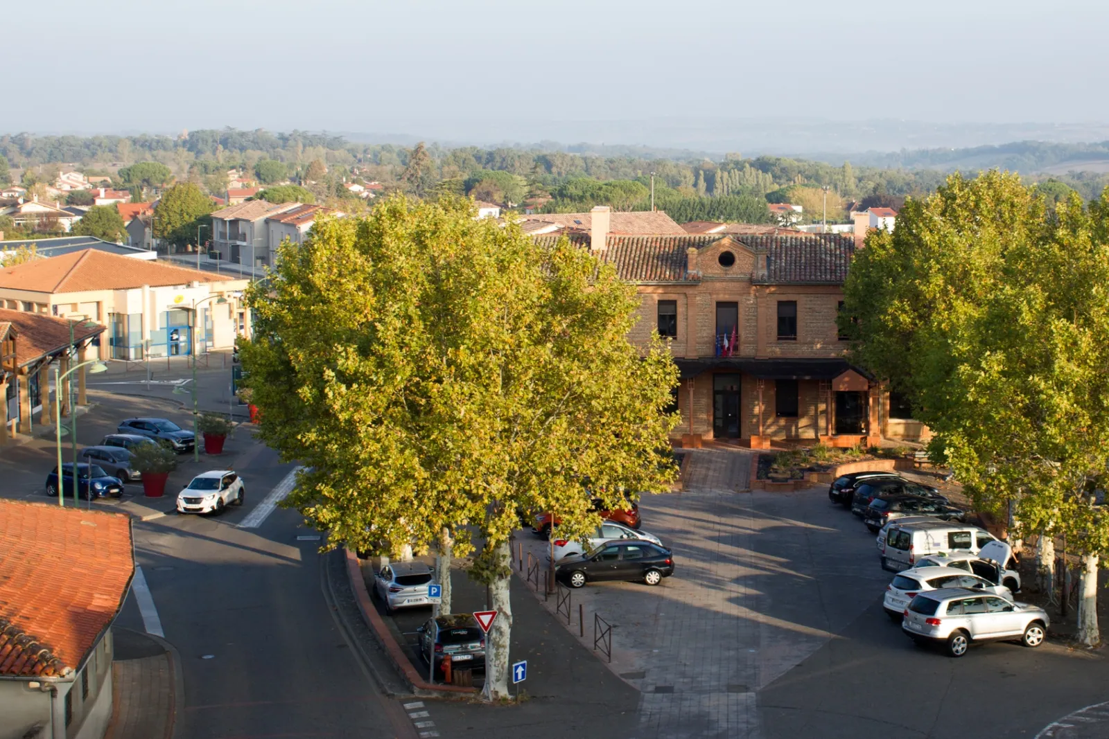 Place centrale de Castelmaurou avec vue sur les coteaux