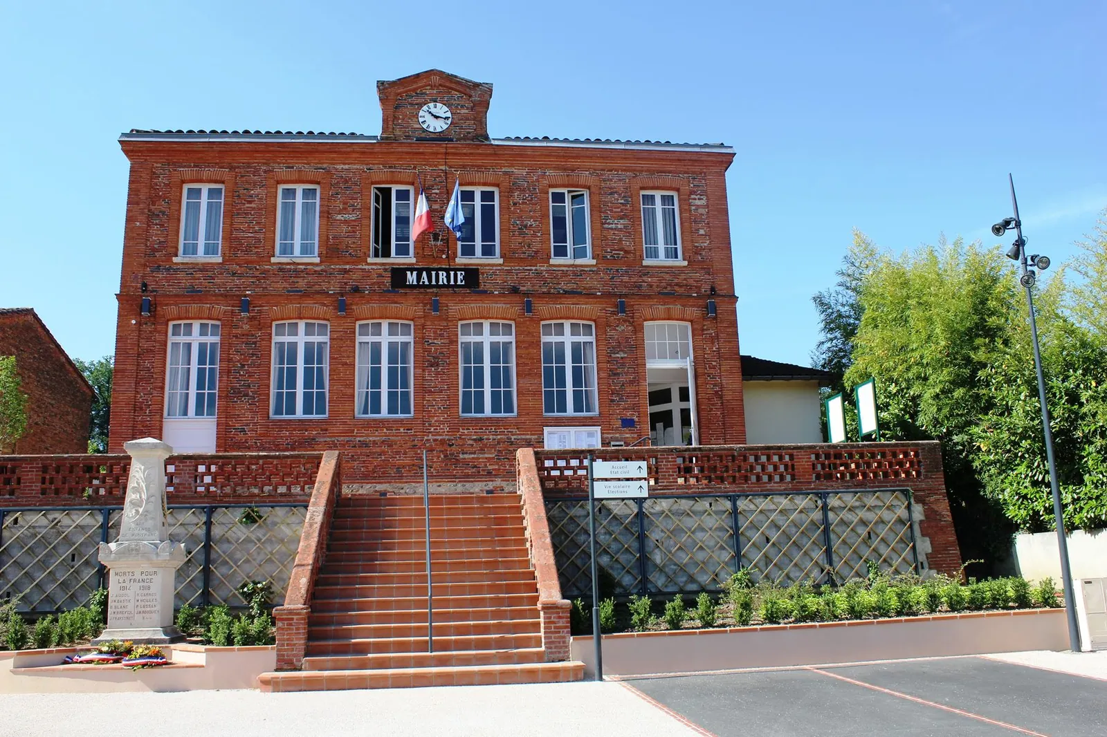 Mairie de Montrabé en brique toulousaine