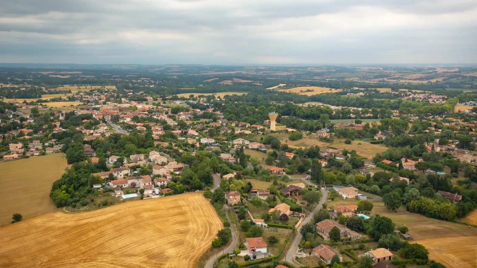 Coteaux verdoyants et lotissements pavillonnaires de Castelmaurou