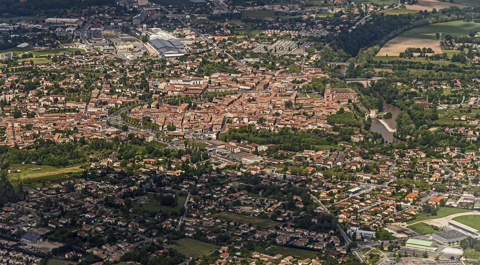 Vue de Lavaur (Tarn), cathédrale Saint-Alain et toits de brique du Pays de Cocagne