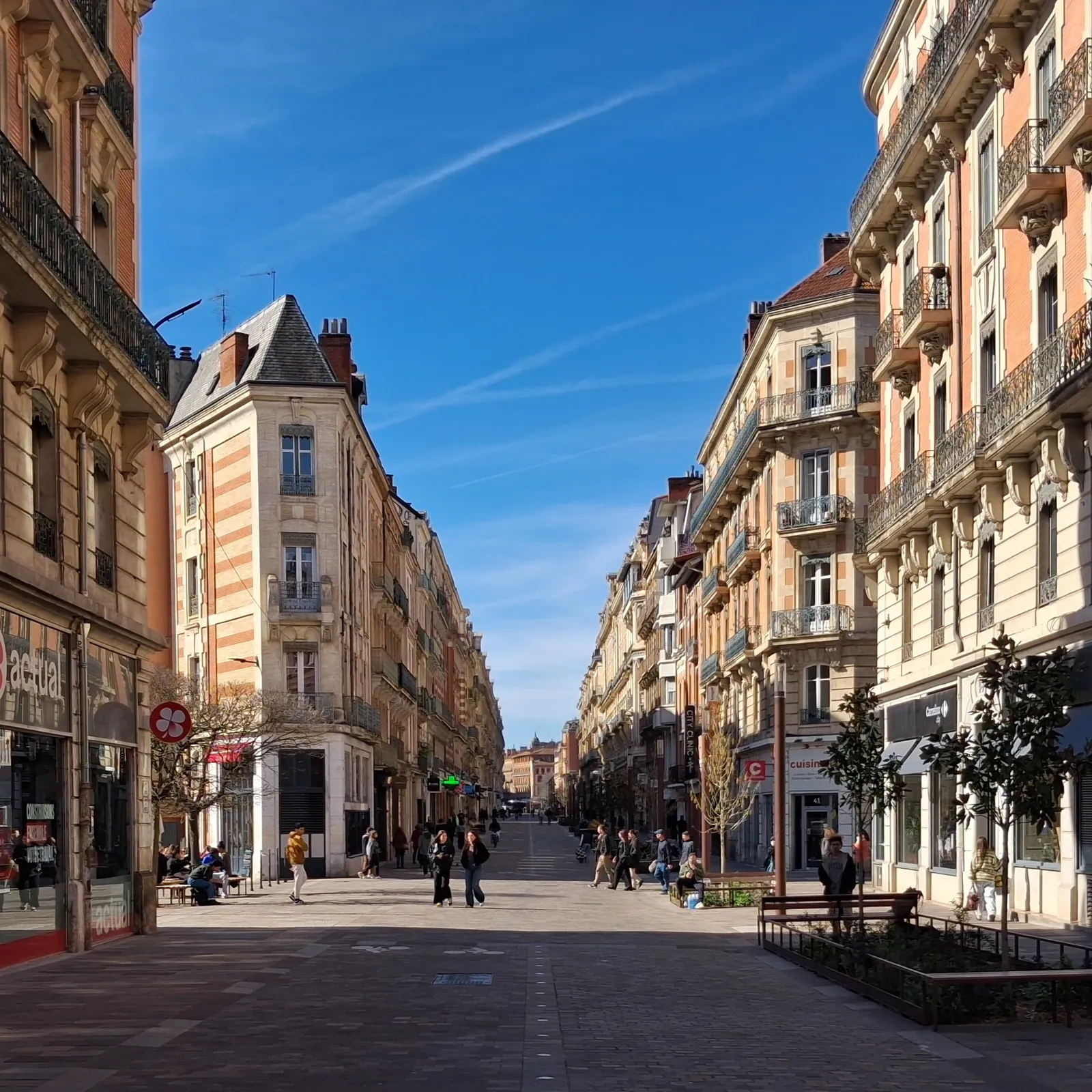 Rue de Metz et façades d'immeubles toulousains, guide acheter un appartement à Toulouse Est